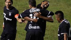 Roy Smith y 'Owen' Morales celebrando uno de los goles con los que derrotaron al Juticalpa FC.