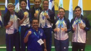 Los atletas hondureños posando con sus medallas, entre ellas la de oro de Miguel Ferrera.