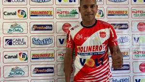 Óscar Salas vestirá su cuarta elástica en el fútbol hondureño, la del Vida, club con el cual jugará el torneo Clausura 2020. Foto Edgar Witty