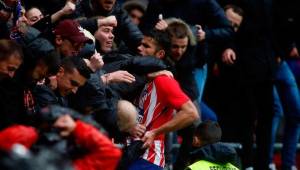 Costa celebró de manera eufórica con la afición, lo que le costó la segunda amarilla y expulsión.