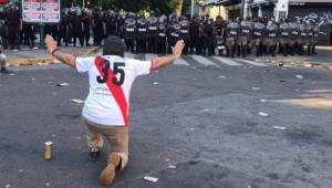 La final de la Copa Libertadores fue suspendida por fuertes incidentes de los aficionados.