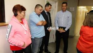 Jorge Salomón y José Ernesto Mejía estuvieron presente en el hospital para ver cómo sigue la salud de Chelato Uclés.
