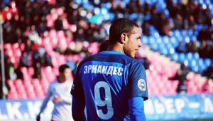Eddie Hernández debutó con la camiseta nueve del Irtysh Pavlodar.