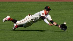 El hondureño Mauricio Dubón fue de lo mejor que mostró en defensiva San Francisco en la aplastante derrota ante Oakland. Foto AFP