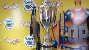 La Copa de campeón que levantará el próximo monarca de este Clausura-2017.