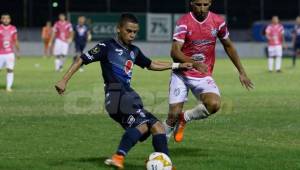 Juan Gómez es marcado por César Oseguera en el estadio Excélsior.