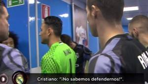 Cristiano Ronaldo dialogando con sus compañeros en el tunel del vestuario.