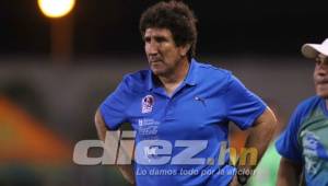 El entrenador del Olimpia salió tirando rayos del estadio Humberto Micheletti luego que el Honduras Progreso le endosó una paliza de 4-2. Foto D. Martínez