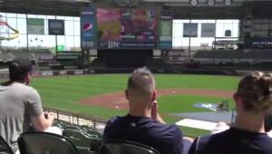 Los jugadores de Milwaukee Brewers juegan Fortnite en su propio estadio.