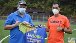 El entrenador español, Antonio 'Tony' Hernández en su presentación con el Real de Minas recibe la camisa de manos del presidente del club, Gerardo Martínez.