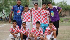 Los niños posaron para la foto del recuerdo con Reinieri Mayorquín.