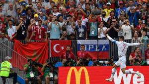 Aficionados marroquíes buscaron provocar a Cristiano Ronaldo recordándole a Messi. El luso les respondió con un gol y festejándolo frente a ellos. Foto AFP