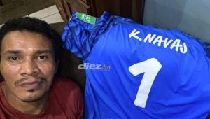 Rambo de León se quedó con la camiseta con la que Keylor Navas jugó en el Honduras-Costa Rica. FOTO: AM Prensa