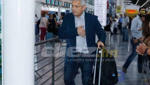 Reinaldo Rueda a su salida del aeropuerto de San Pedro Sula rumbo a Chile.