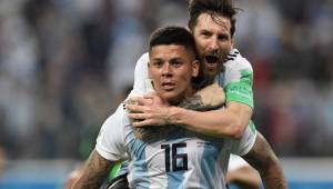 Marcos Rojo y Lionel Messi celebran el segundo gol y el de la clasificación a octavos de final del Mundial de Rusia 2018. FOTOS AFP