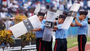 Los elementos de seguridad estarán cuidando el estadio Morazán donde se jugará el partido contra Costa Rica a partir de las 3:05 de la tarde. Foto DIEZ