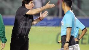 Al final del partido, Vargas ha reclamado al árbitro en el centro del campo.