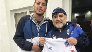 Diego Maradona ha posado con la camisa del Olimpia de Honduras y junto al hijo de Pedro Troglio.