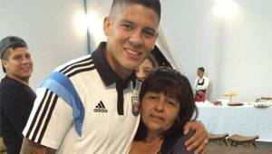 Marco Rojo y su Madre Carina comparten dentro de la concentración de la selección argentina.