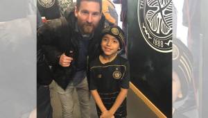 Foto de Emilio Jr al lado de Lionel Messi en los pasillos del Celtic Park.
