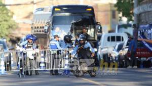 Varias patrullas de la policía nacional resguardaron el bus de la selección de Puerto Rico.