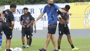 Honduras Progreso comenzó hoy la pretemporada de la mano de Fernando Araujo. En la imagen el preparador físico argentino, Nicolás Silvestre. Fotos Neptalí Romero