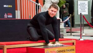 'Canelo' Álvarez plasmó sus huellas en una placa en el Paseo de la Fama de Hollywood.