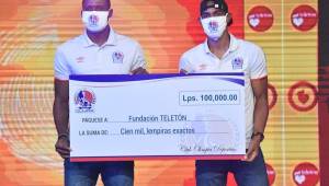 Yustin Arboleda y Jerry Bengtson haciendo entrega del donativo al Teletón. El dinero lo recaudaron jugadores y cuerpo técnico.