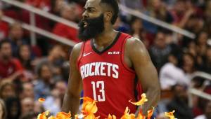 James Harden, estrella de la NBA, se quedaría una temporada más en los Houston Rockets a pesar de haber requerido su salida de la franquicia.