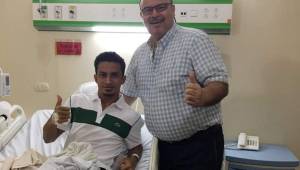 El jugador del Marathón, Mario Berríos, junto al doctor Benítez quien lo operó de los meniscos de la rodilla.