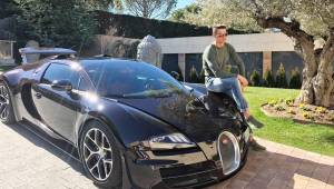 El delantero del Real Madrid, Cristiano Ronaldo, presumiendo su nuevo carro, un Bugatti Chiron, considerado por los expertos el más rápido del mundo.