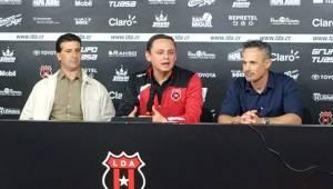 El uruguayo Marcelo Macías (izquierda), Fernando Campos, presidente del Alajuelense (centro) junto al entrenador, el también charrúa, Nicolás Dos Santos.