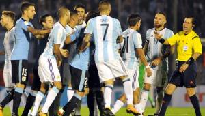 Los ánimos entre los argentinos y los uruguayos estuvieron encendidos. En una acción donde golpearon a Messi casi se van a los golpes. Foto AFP