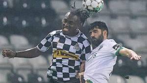 El delantero Alberth Elis disputando un balón aéreo con uno de los zagueros del Sporting de Lisboa. Fotos cortesía