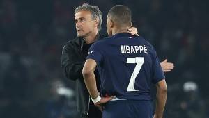 Luis Enrique intentó consolar a Mbappé tras la nueva debacle del PSG en la Liga de Campeones.