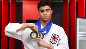 Carlos Salinas consiguió tres medallas de oro en el evento de Karate-Do en Houston, Texas.