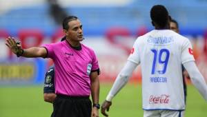 Melvin Matamoros dirigiendo en uno de sus partidos entre Motagua y Olimpia. Foto: Archivo.