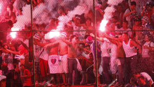 Aficionados del Olimpia al momento de la quema de pólvora en el estadio Morazán tras el Marathón-Olimpia el pasado domingo.