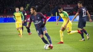 Paris Saint-Germain's Brazilian forward Neymar controls the ball during the French L1 football match between Paris Saint-Germain (PSG) and Nantes (FCN) at the Parc des Princes stadium in Paris on November 18, 2017. / AFP PHOTO / Bertrand GUAY
