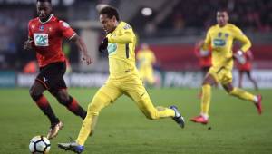 Paris Saint-Germain's Brazilian forward Neymar runs with the ball during the French Cup football match between Rennes (SRFC) and Paris-Saint-Germain (PSG) on January 7, 2018 at the Roazhon Park of Rennes, western France. / AFP PHOTO / JEAN-SEBASTIEN EVRARD