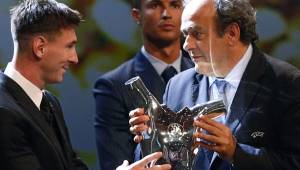 Lionel Messi recibió el premio de manos de Michel Platini.