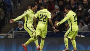 Luis Suárez (C) celebra anotando el primer gol con Dani Alves y Lionel Messi en partido Manchester City y Barcelona. Foto AFP