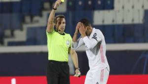 El contención del Real Madrid, Casemiro, vio una tarjeta amarilla en el primer compromiso ante Atalanta que de momento lo tiene fuera del cierre de la eliminatoria.