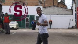 Rubilio Castillo en su llegada al estadio Nacional para el encuentro entre Motagua y Olimpia. Foto Ronal Aceituno.