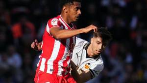 Antony Lozano debutó con el Almería en la caída contra Valencia en Mestalla y su club sigue sin poder despegar.