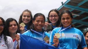 María José Santos-Aline Gutiérrez y Sairy Escalante-Alejandra Lemus posan frente al lente con su medalla.