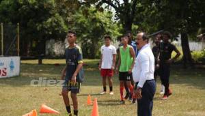 El profesor Marco Tulio trabaja de cerca con los jugadores. Junto a él se unió el entrenador Iván Canales de las fuerzas básicas del Sauce.