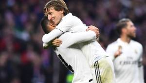 Luka Modric abraza a Casemiro, autor de una 'tijera' para abrir el marcador.