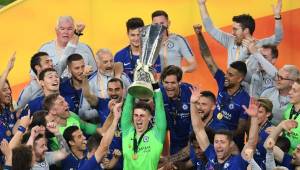 Chelsea players celebrate with the trophy after the UEFA Europa League final football match between Chelsea FC and Arsenal FC at the Baku Olympic Stadium in Baku, Azerbaijian on May 29, 2019. (Photo by Yuri KADOBNOV / AFP)