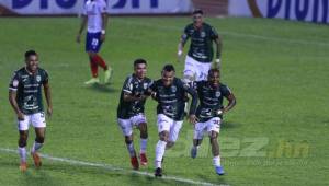 Mario Martínez celebra su anotación 56 en la Liga Nacional de Honduras. Foto: Neptalí Romero